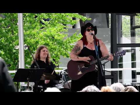 Cindy Emchy at Seattle Folk Life festival singing Queen of Assholes 🎵