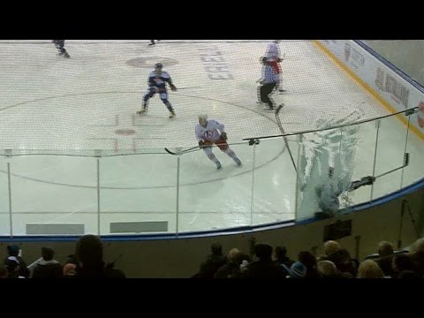 Как разбить стекло хоккейного борта? - спросите у Дмитрия Мегалинского! 