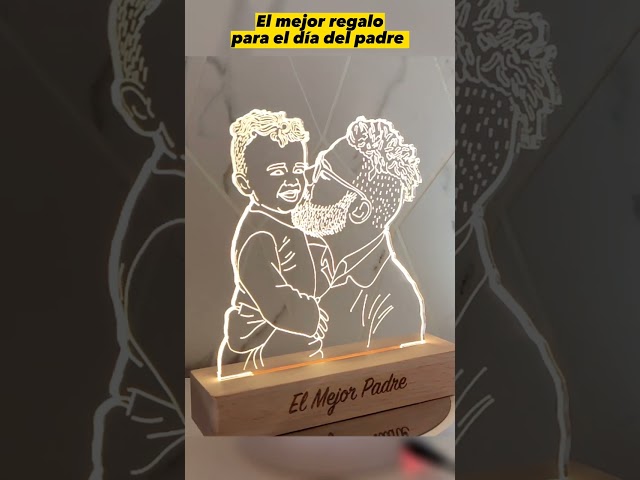Vídeo relacionado con Transparent Gift Lámpara Personalizada con Tu Escudo y Nombre. Regalos Originales para Cumpleaños. Regalos para Hombres en el Día del Padre. Diseño en Metacrilato y Madera. Luz LED. Deporte y Fútbol