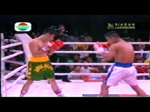 Then WBA champion Chris John WTKO 5  Pecharoen sor Vorapol (2002)
