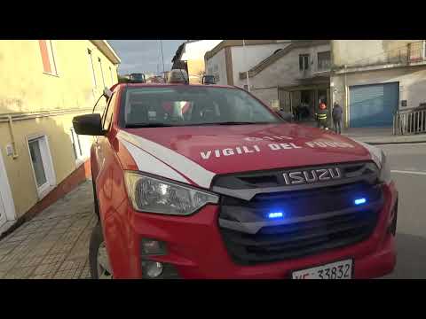 Piovono pietre dal terrazzo di un edificio: intervengono i vigili del fuoco