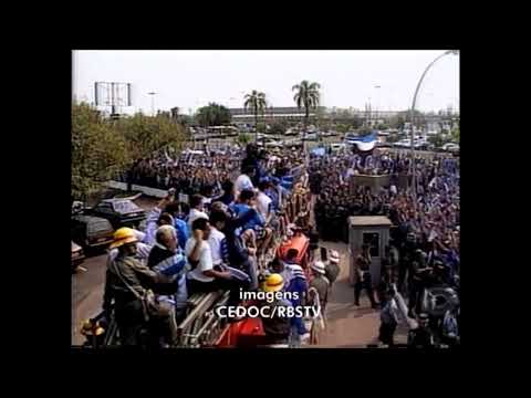 Em 1995, torcida faz festa na chegada do Grêmio a Porto Alegre