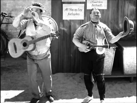 Panserbasse (1936) - Gaardsangervise (Victor Cornelius & Carl Viggo Meincke)