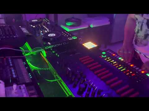 Live Techno Jam using Roland Tr-8s and Korg Bass Minilogue (33)
