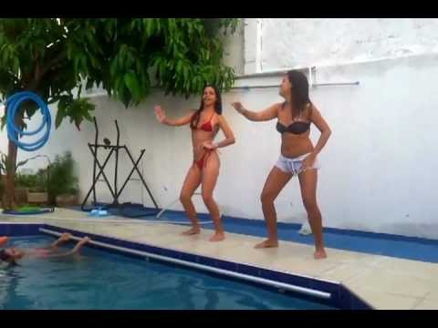 Elisana e Victoria tentando dançar