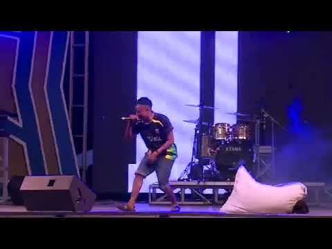 Moni Centrozone Kwenye Jukwaa La Fiesta