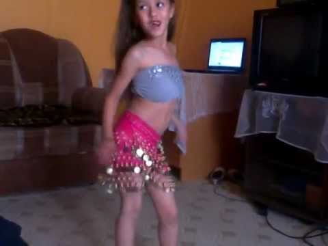 маленькая девочка танцует танец живота 