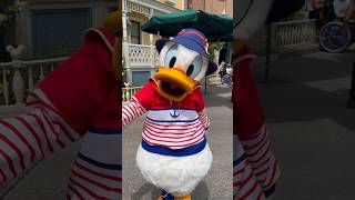 Donald con su nuevo outfit en Disneyland París💙🤍 #donaldduck #disneylandparis