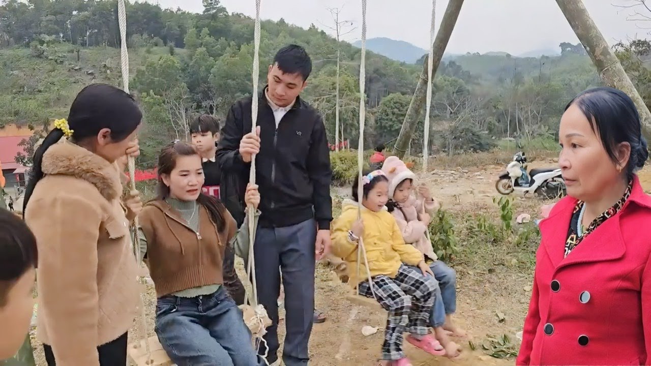 The police officer and his mute wife went to see the spring festival