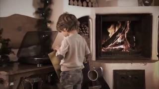 Bimbo canta le canzoni natalizie in tutte le lingue