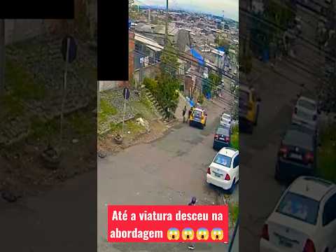 Viatura desce sozinha: polícia falha em abordagem e choca a web.