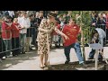 Sebastiaan plantte een boom met koningin Beatrix
