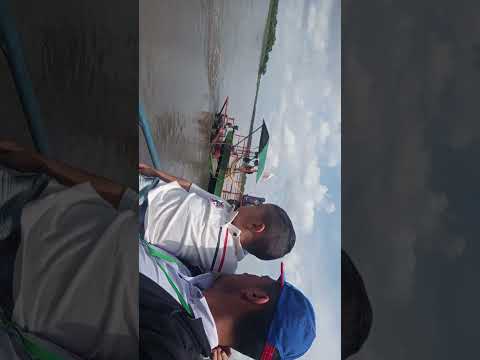 Moisés Adrian romero pescando el planchon de cabuyaro meta con el papá