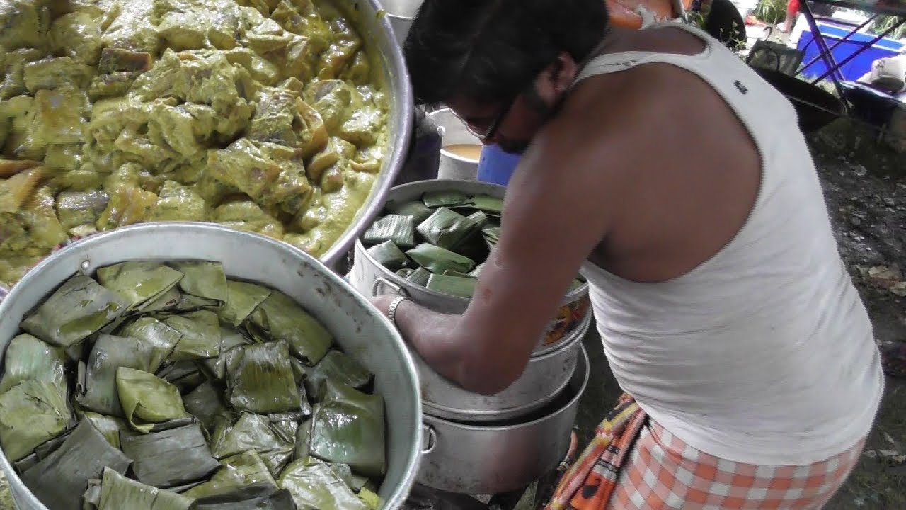 Indian Street Food at Marriage Ceremony - Bhetki Paturi (Barramundi Fish) Preparation | Bengali Food