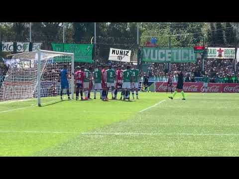 Tiro de esquina y el arquero de Talleres de Remedios de Escalada lo saca en la línea