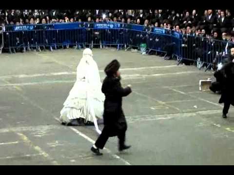 Rachmistrivka Rebbi at Mitzvah Tantz by Oldest Daughter