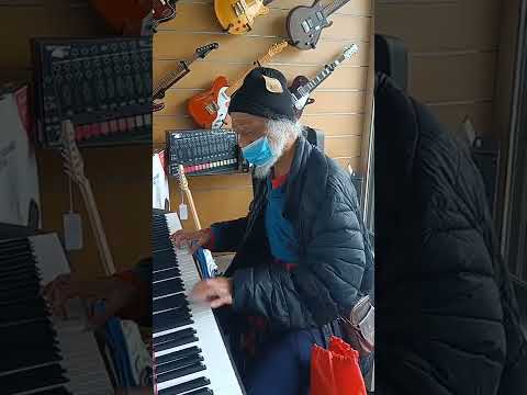 Paulino Vieira - experimentando um piano