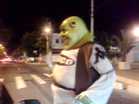 Shrek dança no sinal
