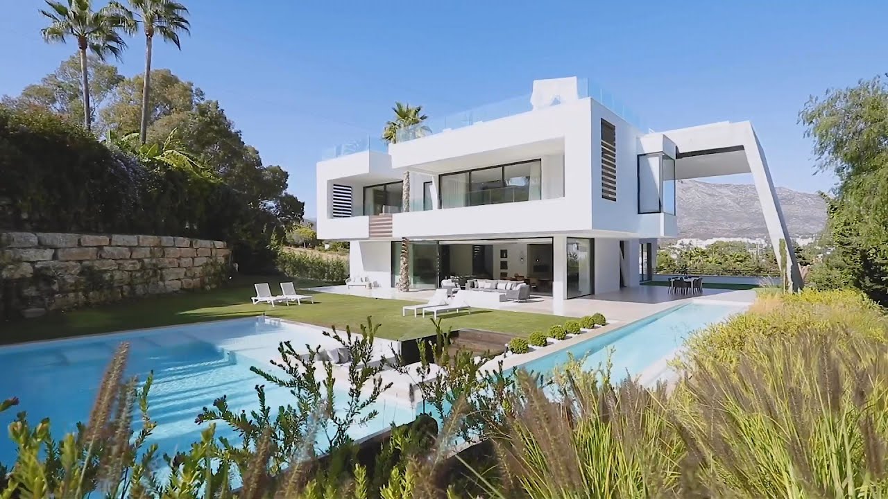 RUMAH ULTRAMODERN GAYA EROPA 2 LANTAI + ROOFTOP DI ATAS LAHAN SELUAS 2060 M²