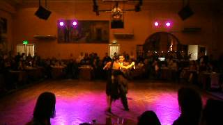 Alejandra Armenti y Daniel Juarez en la milonga Parakultural salon canning