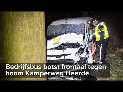 Bedrijfsbus botst frontaal tegen boom Kamperweg Heerde - ©StefanVerkerk.nl