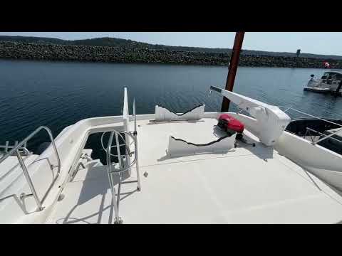 Bayliner 5788 Pilot House Motoryacht video