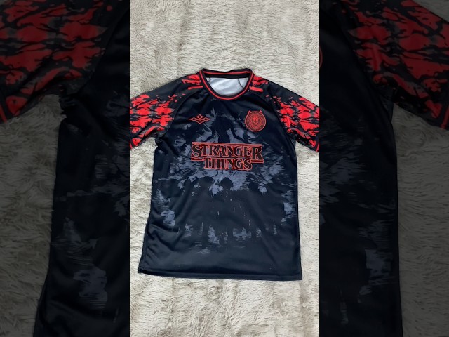 Vídeo relacionado con Stranger Things 1986 Hawkins High School Camiseta, Niños, Blanco, 8 años