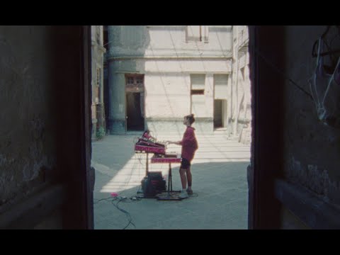 Ela Minus - close «𝗹𝗶𝗺𝗶𝗻𝗮𝗹 𝘀𝗽𝗮𝗰𝗲𝘀» 𝘭𝘪𝘷𝘦 𝘷𝘦𝘳𝘴𝘪𝘰𝘯