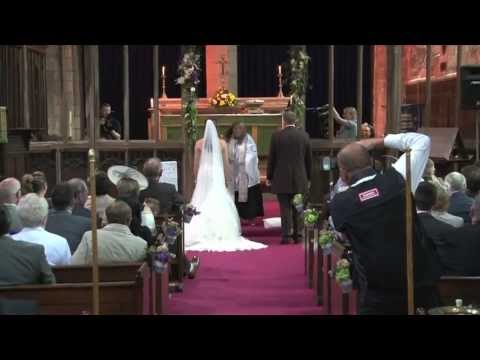 כומר רוקד בחתונה - ענק!