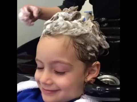 Cortando o cabelo com a Lele - no salão de beleza - Helena Fenilli