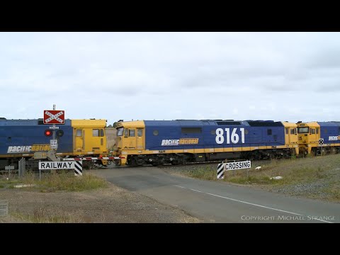 BL27, 8161 & 8125 Light Engines At Railway Crossing (17/4/2021) - PoathTV Australian Trains