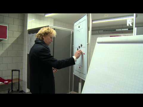 Jack van den Berg tijdens zijn laatste competitiewedstrijd als trainer van Barendrecht