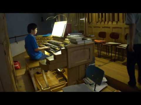 Joseph Chang spielt an der Orgel die Overtüre zum Phantom der Oper