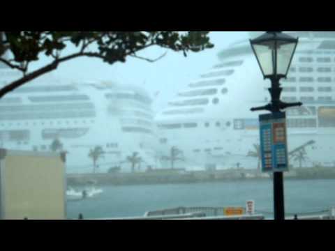 Bermuda Cruise Ship Accident - Norwegian Star hits Royal Carribean Explorer