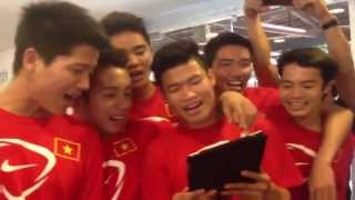 preview picture of video 'U19 Việt Nam hát ''Đường đến ngày vinh quang'''