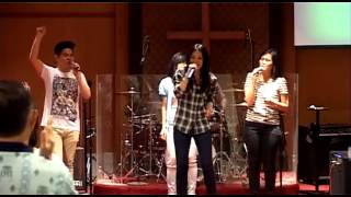 Download lagu Hari ini Harinya Tuhan medley Bersuka di dalam Tuhan - sung by : Ellie Pasaribu and OIL's friends mp3
