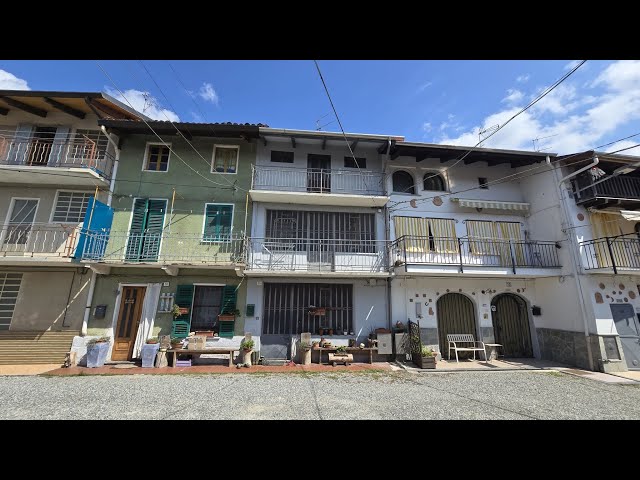 Piatto - casa centro schiera con giardino. € 30.000