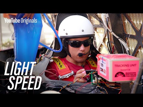 在澳洲內陸地區飆車的太陽能汽車 (Racing A Solar Car Across The Australian Outback)