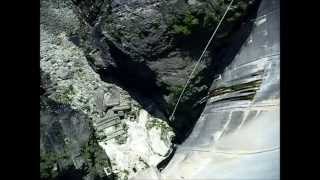 preview picture of video 'Bungee Jumping the Verzasca/Contra Dam near Lucarno Switzerland'