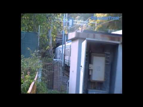 E 464 in tasta ad un regionale diretto a Salerno. Filmato nella stazione di Caprioli (SA).