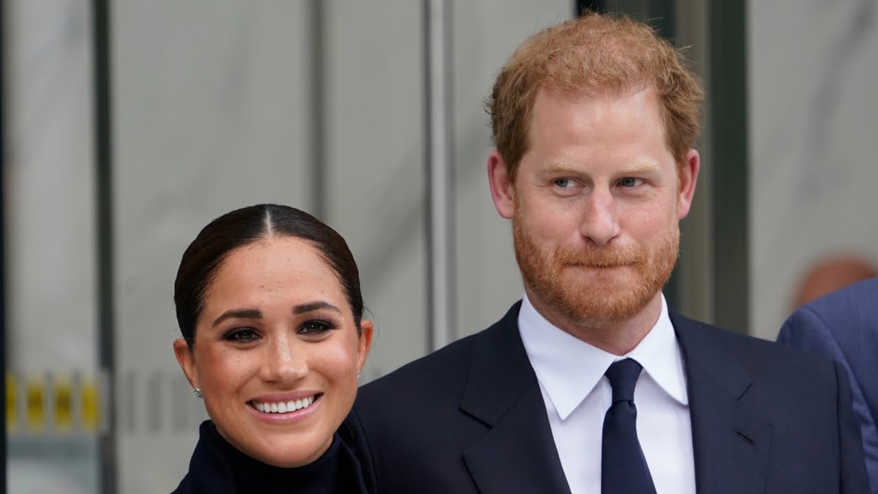 Harry âsits thereâ as Meghan âmocksâ the Queen in documentary