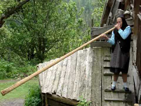 Traditii din Tara Motilor - femeie cantand la tulnic