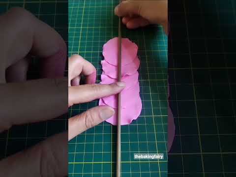 Easy Fondant Roses 🌹 #shorts #thebakingfairy #youtubeshorts #fondant #roses #baking #homebaker