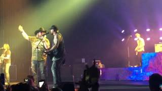 Brantley Gilbert and Colt Ford Perform &quot;Dirt Road Anthem&quot; in Camden, NJ