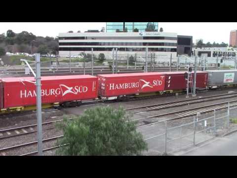 VL356 G512 on Qube freight