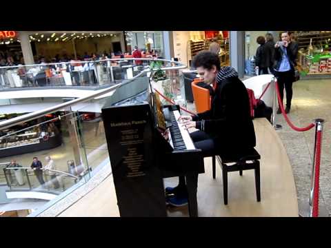 Amazing & spontaneous Piano Medley in a German Shopping Mall by Thomas Krüger – Flashmob