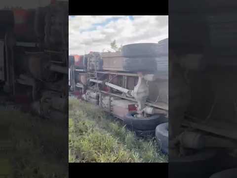 Caminhão carregado com cocos tomba na BA-026 entre Planaltino e Nova Itarana