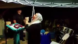 Rosa perez - Bajo carpa - después del huracán Irma alabando a Dios