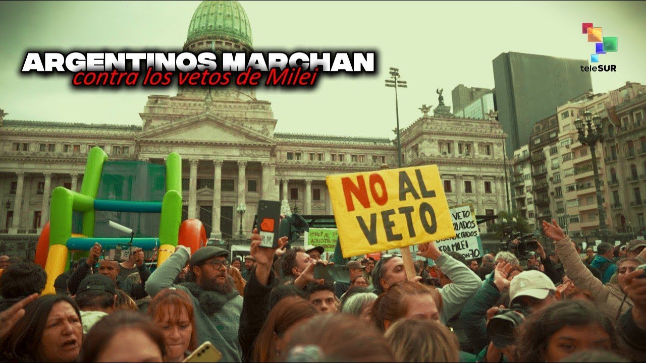 Argentinos marchan contra los vetos de Milei