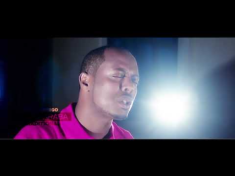 Kizito Mihigo interprète "KU MUSARABA" - Musique traditionnelle catholique rwandaise